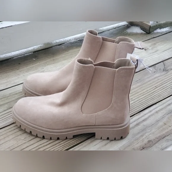 NWT Old Navy Tan Chelsea Boots - Picture 8 of 9